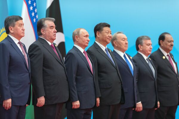 Президент РФ В. Путин на саммите ШОС в Китае. День второй - Sputnik Узбекистан