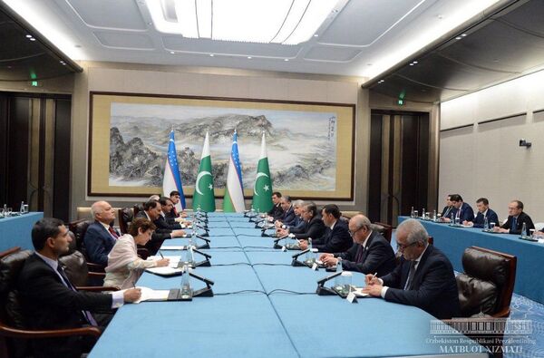 Президент Узбекистана провел встречу с президентом Пакистана на полях саммита ШОС в Циндао. - Sputnik Узбекистан