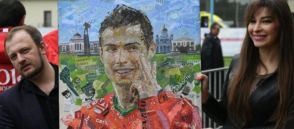 Рональдуга ўз расмини совға қилишди Рональдуга ўз расмини совға қилишди - Sputnik Ўзбекистон