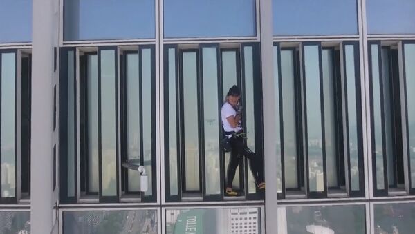 Человек-паук попытался взобраться на небоскрёб в Сеуле - Sputnik Узбекистан