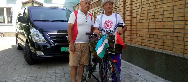 Велосипедист из Кыргызстана завершил свой велотур в Узбекистане Велосипедист из Кыргызстана завершил свой велотур в Узбекистане - Sputnik Узбекистан