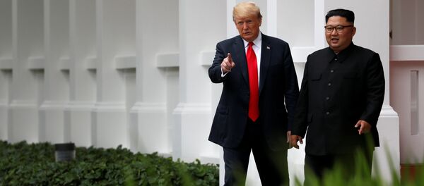 El presidente de EEUU, Donald Trump y el líder norcoreano Kim Jong-un - Sputnik Узбекистан