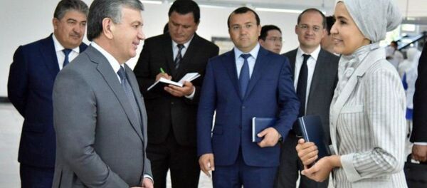 Президент Шавкат Мирзиёев на предприятии Наримтекс Президент Шавкат Мирзиёев на предприятии Наримтекс - Sputnik Узбекистан