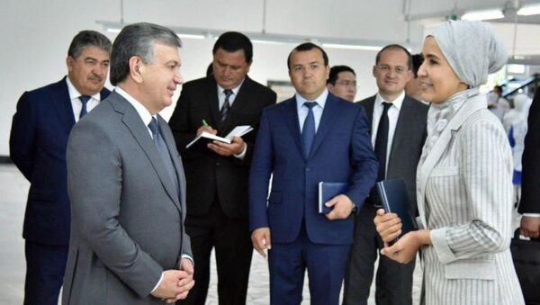 Президент Шавкат Мирзиёев на предприятии Наримтекс - Sputnik Узбекистан