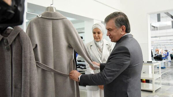 В июне 2018 года президент совершил двухдневную поездку в Ферганскую область и посетил предприятие по пошиву женской одежды в Маргилане - Sputnik Узбекистан