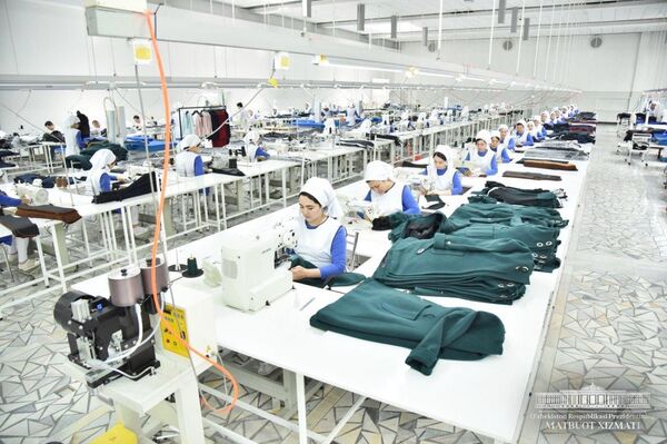 Мирзиёев: когда наряд к лицу, у женщины хорошее настроение Мирзиёев: когда наряд к лицу, у женщины хорошее настроение - Sputnik Узбекистан