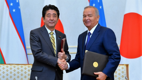 Премьер-министр Японии Синдзо Абэ и президент Узбекистана Ислам Каримов - Sputnik Узбекистан