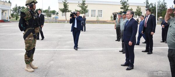 Шавкат Мирзиёев посетил в Ферганской области воинскую часть Восточного военного округа Шавкат Мирзиёев посетил в Ферганской области воинскую часть Восточного военного округа - Sputnik Ўзбекистон