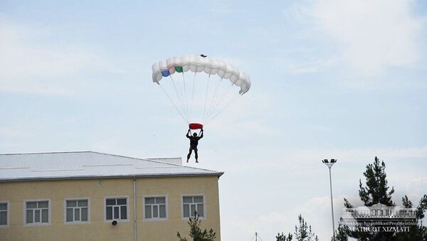 Военнослужащий армии Узбекистана совершает прыжок с парашютом - Sputnik Узбекистан