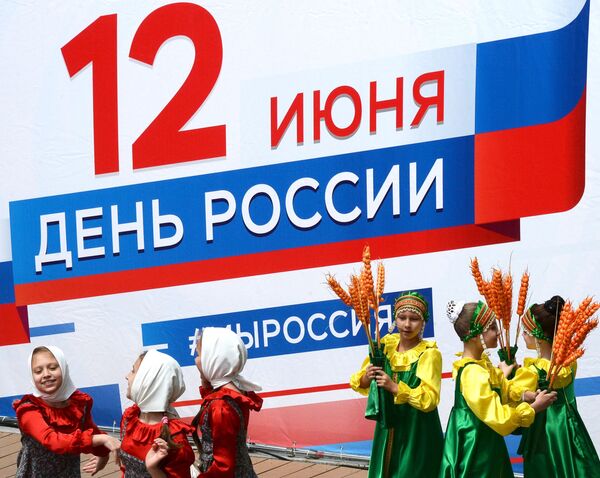 Дети танцуют во время празднования Дня России на набережной Спортивной гавани во Владивостоке - Sputnik Узбекистан