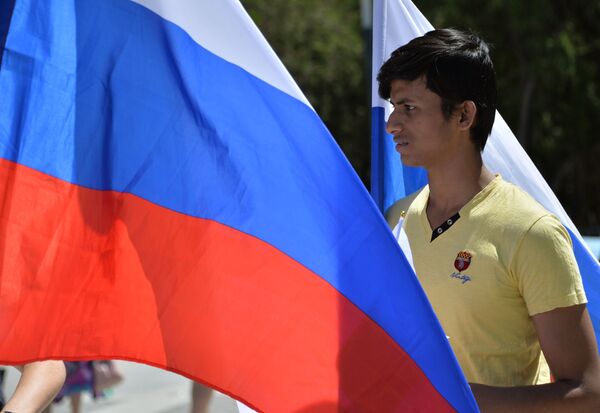 Мужчина во время празднования Дня России в Симферополе - Sputnik Узбекистан