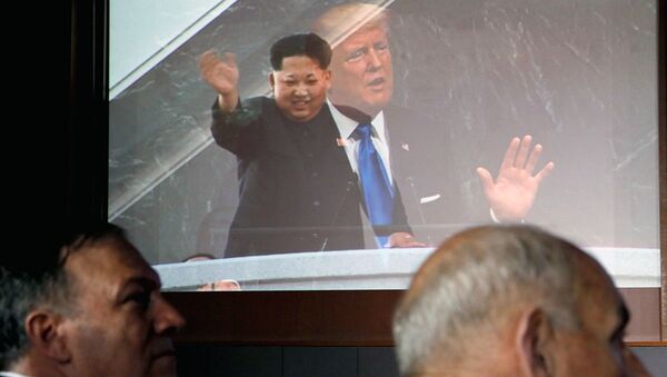 Председатель Северной Кореи Ким Чен Ын и президент США Дональд Трамп - Sputnik Узбекистан
