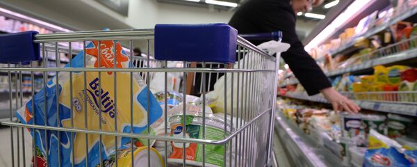 Покупатель в супермаркете Покупатель в супермаркете - Sputnik Ўзбекистон