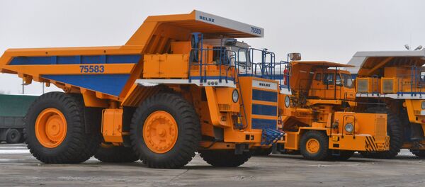 Производство большегрузных самосвалов на заводе БелАЗ Производство большегрузных самосвалов на заводе БелАЗ - Sputnik Узбекистан