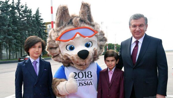 Shavkat Mirziyoyev sfotografirovalsya s ofitsialnim talismanom chempionata mira po futbolu 2018 goda - Sputnik O‘zbekiston