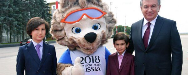 Шавкат Мирзиёев сфотографировался с официальным талисманом чемпионата мира по футболу 2018 года Шавкат Мирзиёев сфотографировался с официальным талисманом чемпионата мира по футболу 2018 года - Sputnik Ўзбекистон