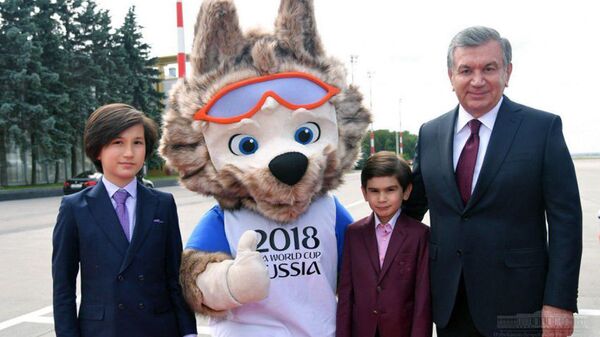 Шавкат Мирзиёев сфотографировался с официальным талисманом чемпионата мира по футболу 2018 года  - Sputnik Узбекистан