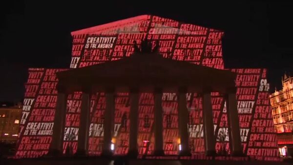Световое шоу на фасаде Большого театра накануне ЧМ-2018 по футболу - Sputnik Узбекистан
