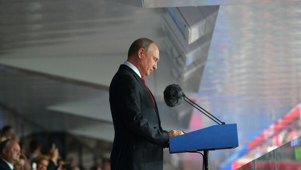 Президент РФ В. Путин и премьер-министр РФ Д. Медведев на церемонии открытия чемпионата мира по футболу - 2018 - Sputnik Узбекистан