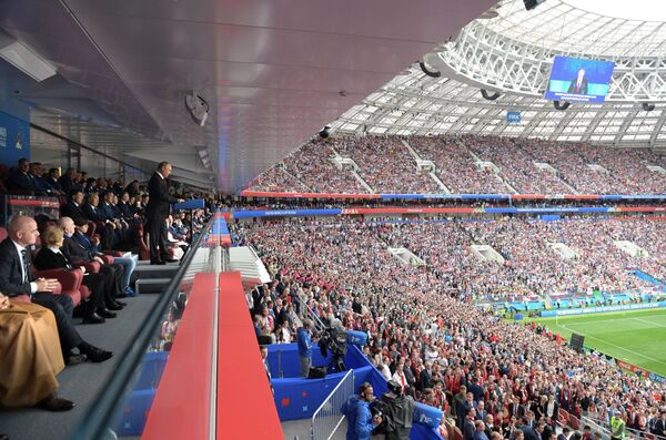 Президент РФ В. Путин и гости церемонии открытия ЧМ по футболу на стадионе Лужники Президент РФ В. Путин и гости церемонии открытия ЧМ по футболу на стадионе Лужники - Sputnik Узбекистан