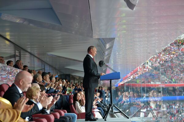 Президент РФ Владимир Путин выступает на торжественной церемонии открытия чемпионата мира по футболу - 2018 перед стартовым матчем турнира между сборными России и Саудовской Аравии - Sputnik Узбекистан