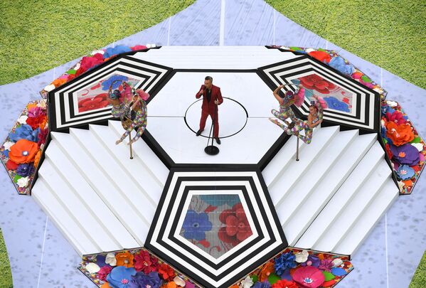 Певец Робби Уильямс выступает на церемонии открытия чемпионата мира по футболу - 2018 на стадионе Лужники - Sputnik Узбекистан