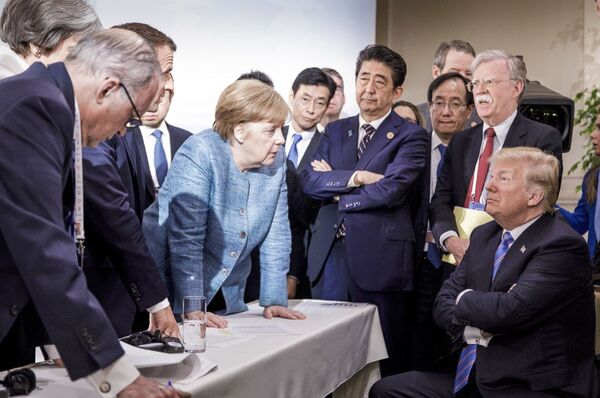 Канада G-7 саммитида Германия канцлери Ангела Меркел АҚШ президенти Дональд Трамп билан суҳбатлашмоқда. - Sputnik Ўзбекистон