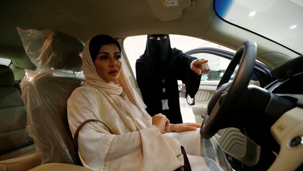 Женщина-хирург Fatima al-Nasseralah выбирает свой будущий автомобиль в одном из автосалонов Эр-Рияда, Саудовская Аравия - Sputnik Узбекистан