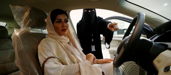Женщина-хирург Fatima al-Nasseralah выбирает свой будущий автомобиль в одном из автосалонов Эр-Рияда, Саудовская Аравия - Sputnik Узбекистан
