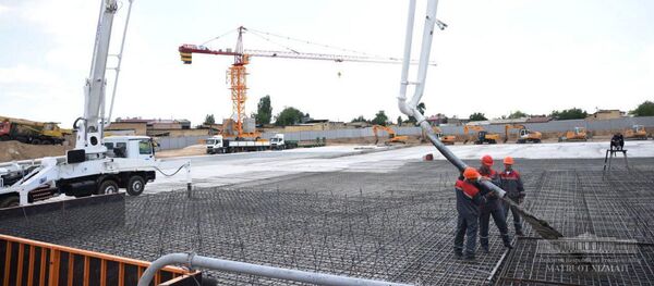 Президент Шавкат Мирзиёев 15 июня - в день празднования Рамазан хайита - посетил участок строительства Центра исламской цивилизации - Sputnik Узбекистан