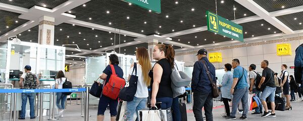 Встреча первых пассажиров в новом международном терминале аэропорта Ташкент Встреча первых пассажиров в новом международном терминале аэропорта Ташкент - Sputnik Ўзбекистон