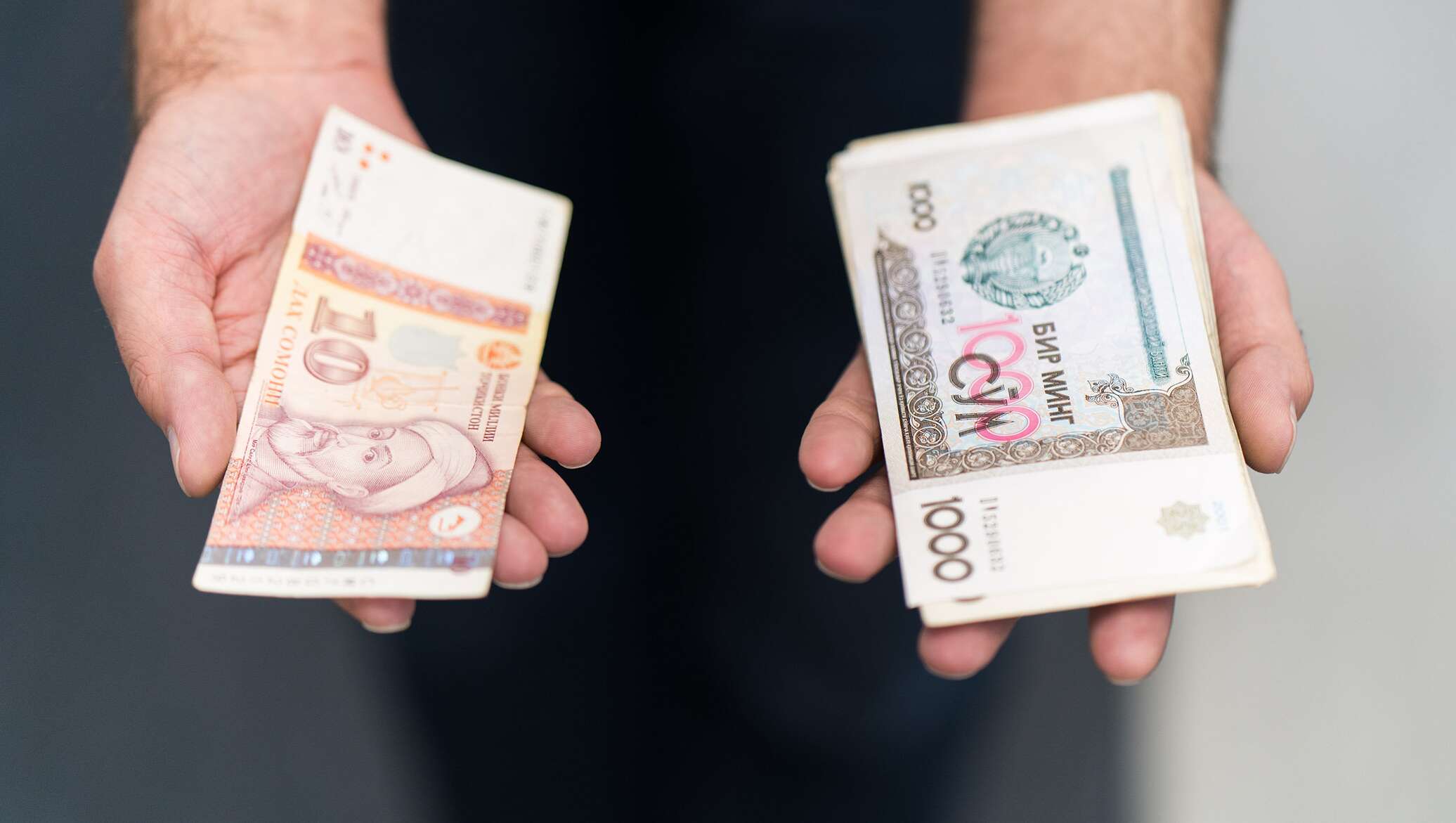 Сомони в сумах. Деньги Таджикистана. Узбекские деньги. Национальная деньги Таджикистана. Деньги Сомони.