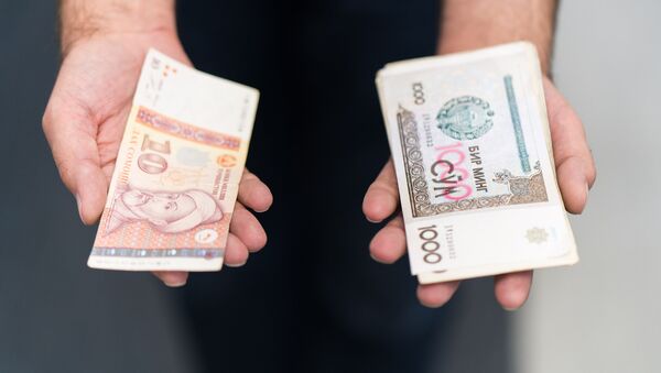 Узбекские и Таджикские деньги в руках, архивное фото - Sputnik Узбекистан