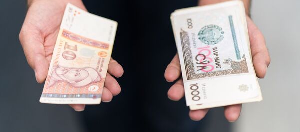 Узбекские и Таджикские деньги в руках, архивное фото - Sputnik Узбекистан