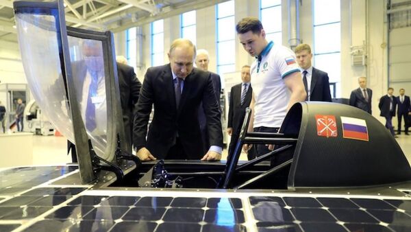 Президент Владимир Путин осматривает первый российский солнцемобиль - Sputnik Узбекистан