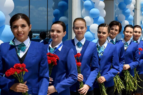 Стюардессы встречают пассажиров в новом терминале аэропорта Ташкента - Sputnik Узбекистан