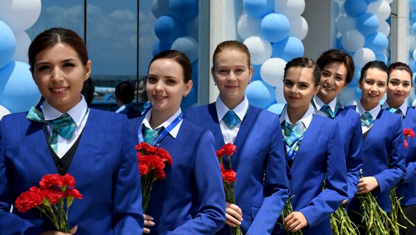 Стюардессы встречают пассажиров в новом терминале аэропорта Ташкента  - Sputnik Узбекистан