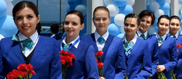 Стюардессы встречают пассажиров в новом терминале аэропорта Ташкента  - Sputnik Узбекистан