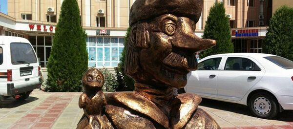 В Узбекистане установили памятник мультяшному почтальону Печкину - Sputnik Узбекистан