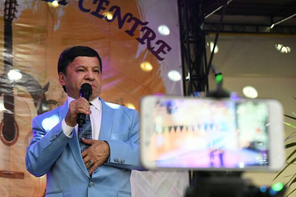 Серьезно о юморе и мультфильмах: Sputnik побывал в гостях у Обида Асомова Серьезно о юморе и мультфильмах: Sputnik побывал в гостях у Обида Асомова - Sputnik Узбекистан