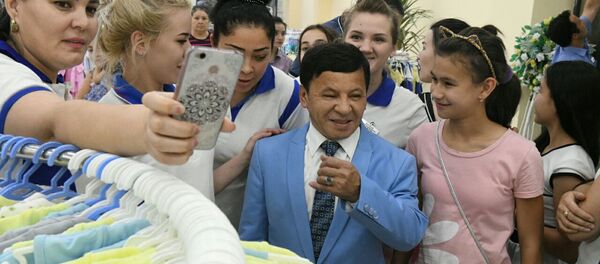 Заслуженный артист Узбекистана Обид Асомов в окружении своих поклонников Заслуженный артист Узбекистана Обид Асомов в окружении своих поклонников - Sputnik Ўзбекистон