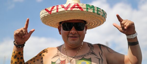 Германия ва Мексика ўйини олдидан футбол мухлислари Германия ва Мексика ўйини олдидан футбол мухлислари - Sputnik Ўзбекистон