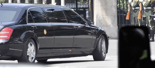 Один из автомобилей, в котором предположительно может находится северокорейский лидер Ким Чен Ын, во время своего визита в Пекин - Sputnik Узбекистан