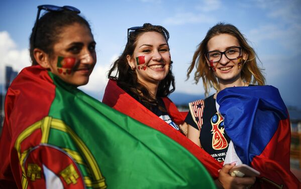 Болельщицы сборной Португалии перед матчем группового этапа чемпионата мира по футболу между сборными Португалии и Испании - Sputnik Узбекистан