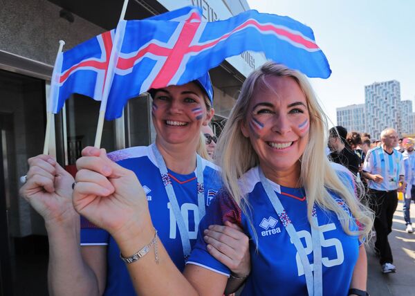 Болельщицы сборной Исландии перед началом матча группового этапа чемпионата мира по футболу между сборными Аргентины и Исландии - Sputnik Узбекистан