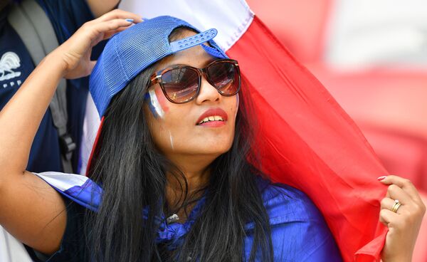 Болельщица перед началом матча группового этапа чемпионата мира по футболу между сборными Франции и Австралии - Sputnik Узбекистан