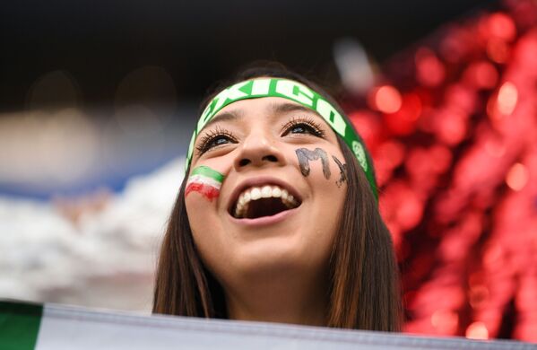 Болельщица сборной Мексики перед началом матча группового этапа чемпионата мира по футболу между сборными Германии и Мексики - Sputnik Узбекистан
