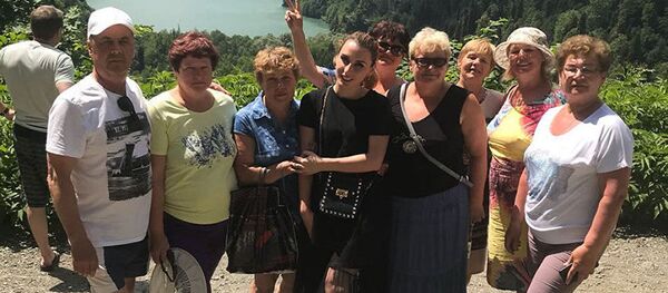 Руслана Гергедава во время экскурсии на озере Рица - Sputnik Узбекистан