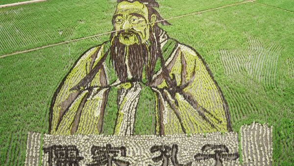 Образ Конфуция, созданный с использованием различных сортов риса, на рисовом пасту в Шэньяне в северо-восточной провинции Ляонин в Китае. - Sputnik Узбекистан