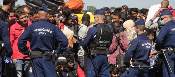 Беженцы на сербско-венгерской границе Беженцы на сербско-венгерской границе - Sputnik Узбекистан